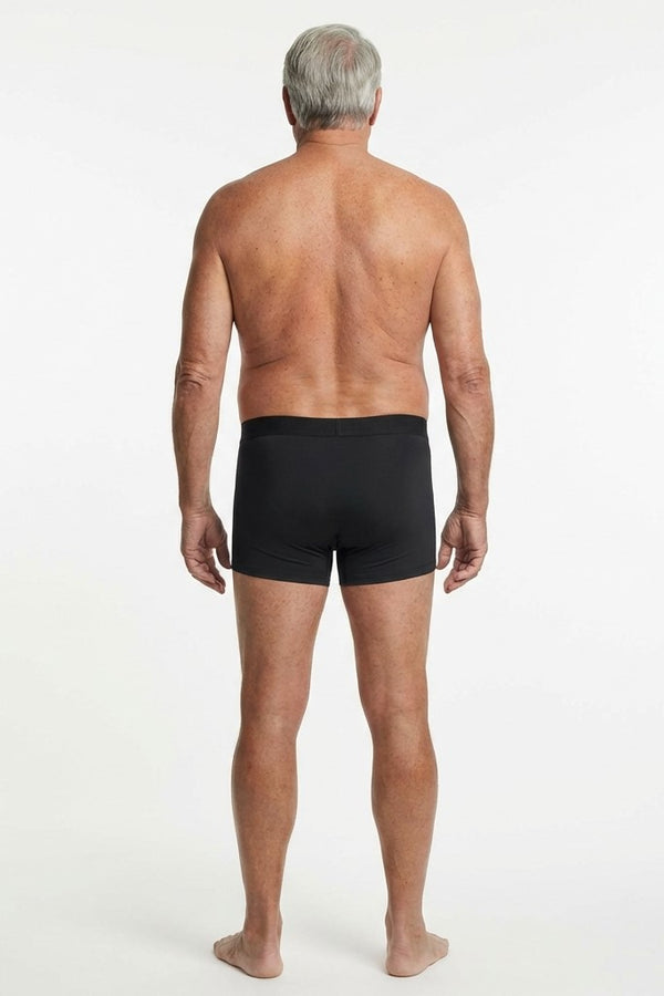 444 Studios Invictus inkontinens underbukser til mænd på model, boxers, 90 ml, sort, bagfra