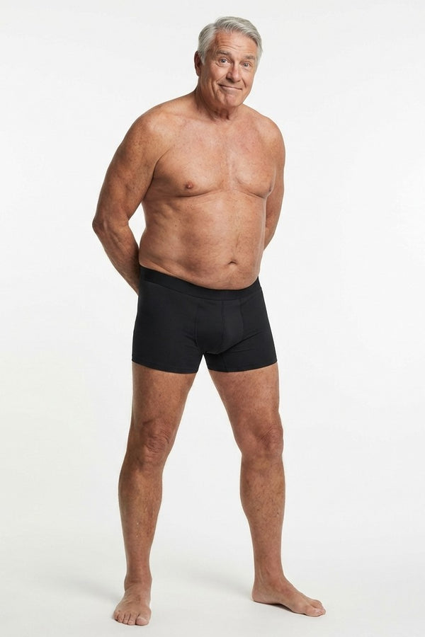 444 Studios Invictus inkontinens underbukser til mænd på model, boxers, 90 ml, sort, forfra