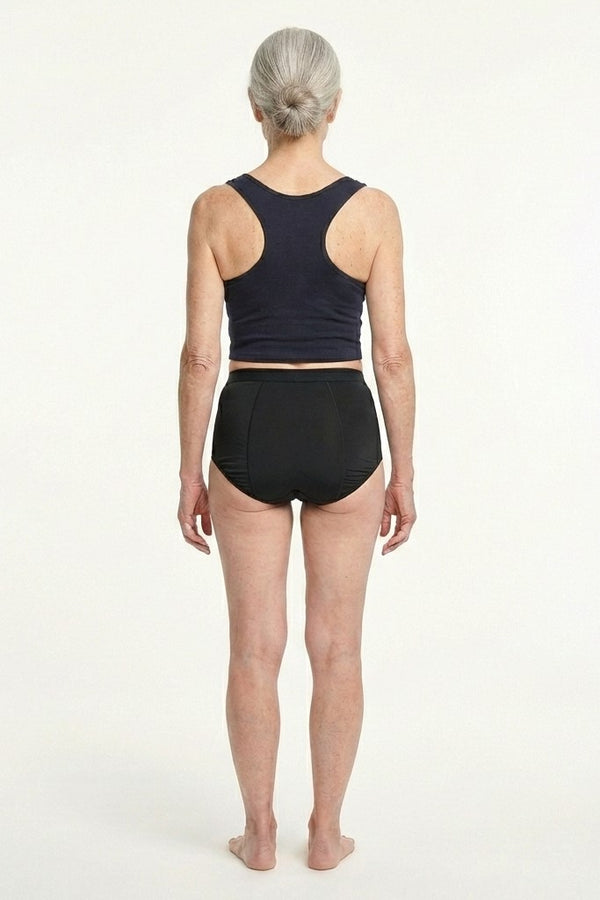 444 Studios Elva inkontinens-trusser på model, high waist, 350 ml, sort, bagfra