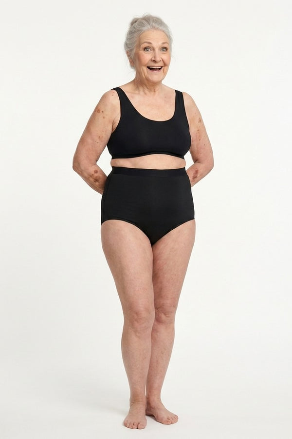 444 Studios Elva inkontinens-trusser på model, high waist, 90 ml, sort, forfra