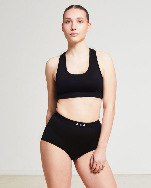 444 Studios Strong inkontinens underbukser til kvinder på model, high waist, 90 ml, sort, forfra