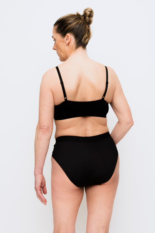 444 Studios Ultra inkontinens underbukser til kvinder på model, briefs, 90 ml, sort, bagfra