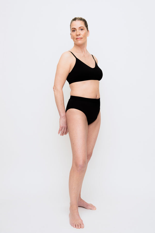 444 Studios Ultra inkontinens underbukser til kvinder på model, briefs, 90 ml, sort, forfra, afstand alternativ