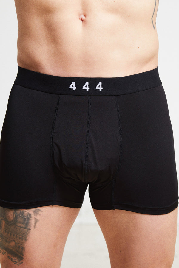 444 Studios Strong inkontinens underbukser til mænd på model, tæt på, boxers, 90 ml, sort, forfra