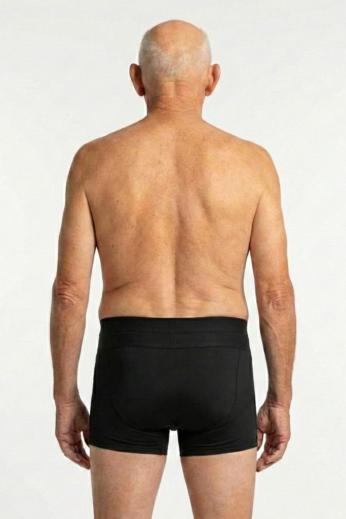 444 Studios Invictus inkontinens underbukser til mænd på model, boxers, 200 ml, sort, dobbelt elastik, bagfra