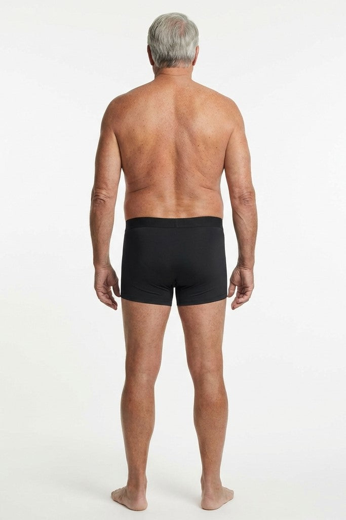 444 Studios Invictus inkontinens underbukser til mænd på model, boxers, 90 ml, sort, bagfra