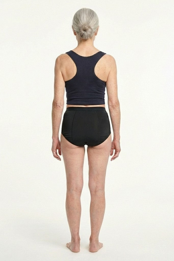 444 Studios Elva inkontinens-trusser på model, high waist, 350 ml, sort, bagfra