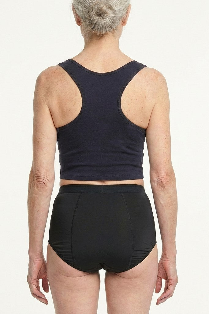 444 Studios Elva inkontinens-trusser på model, high waist, 350 ml, sort, bagfra, tæt