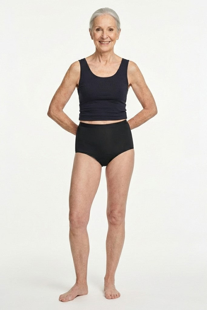 444 Studios Elva inkontinens-trusser på model, high waist, 350 ml, sort, forfra