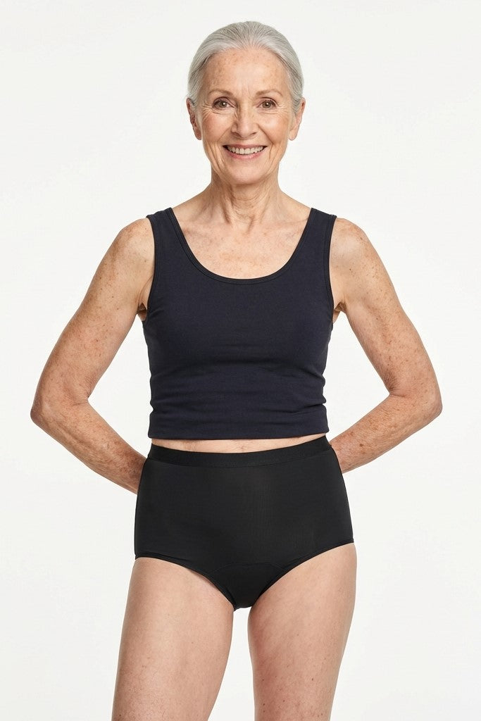 444 Studios Elva inkontinens-trusser på model, high waist, 350 ml, sort, forfra, tæt