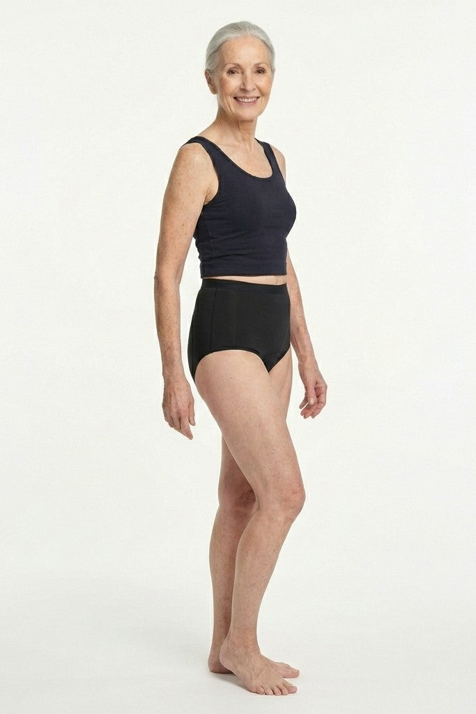 444 Studios Elva inkontinens-trusser på model, high waist, 350 ml, sort, side