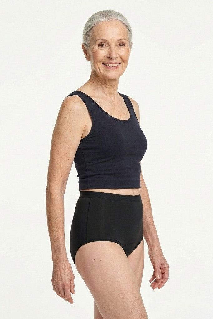 444 Studios Elva inkontinens-trusser på model, high waist, 350 ml, sort, side, tæt