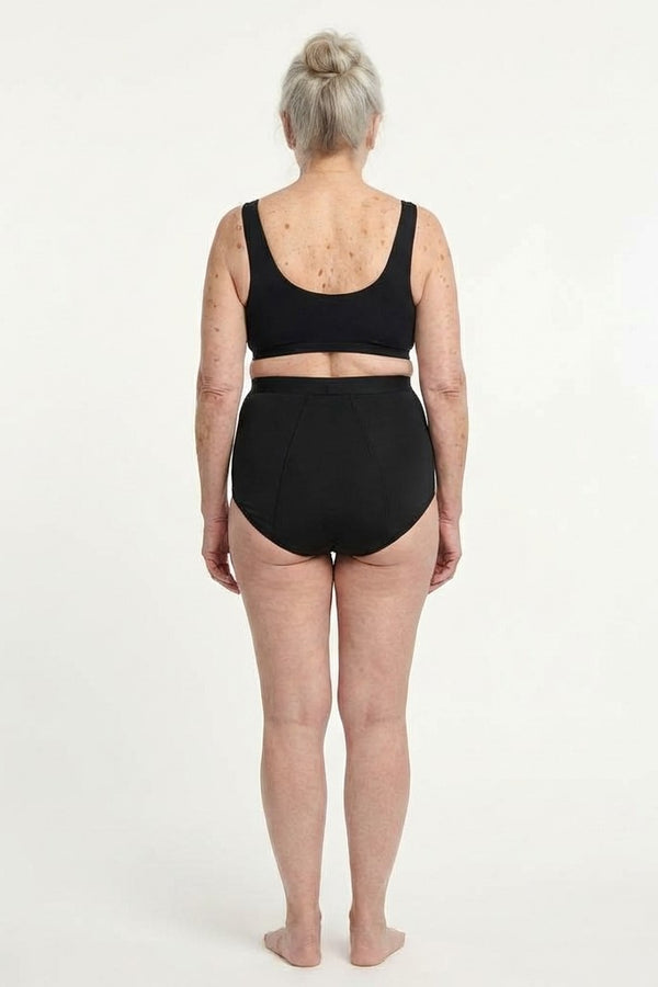 444 Studios Elva inkontinens-trusser på model, high waist, 90 ml, sort, bagfra
