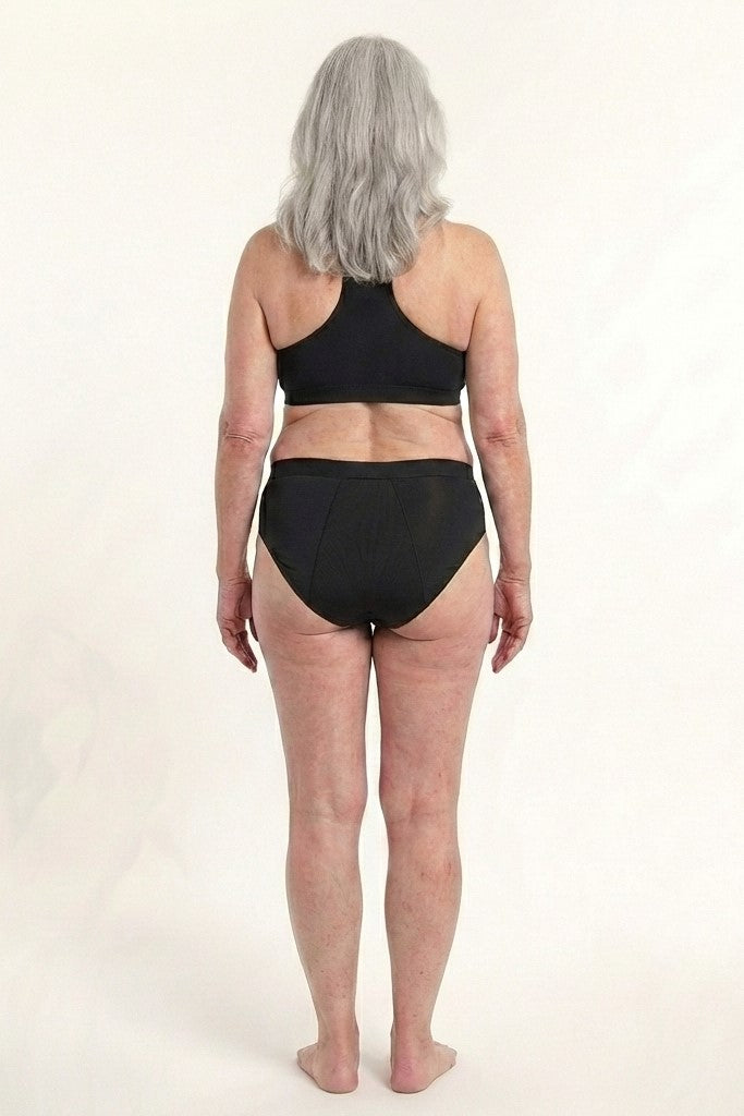 444 Studios Elva inkontinens-trusser på model, mid rise, 90 ml, sort, bagfra