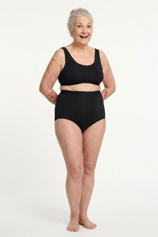 444 Studios Elva inkontinens-trusser på model, high waist, 90 ml, sort, forfra
