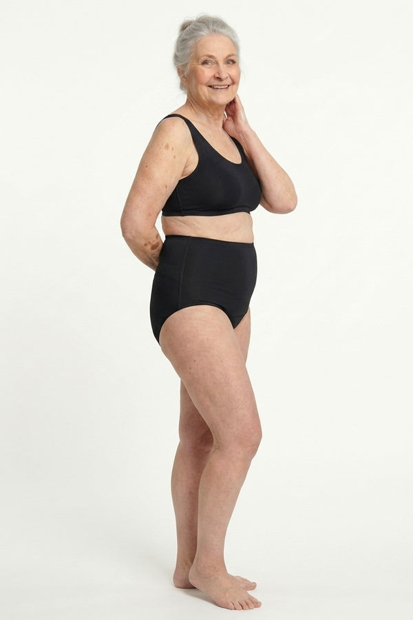 444 Studios Elva inkontinens-trusser på model, high waist, 90 ml, sort, side