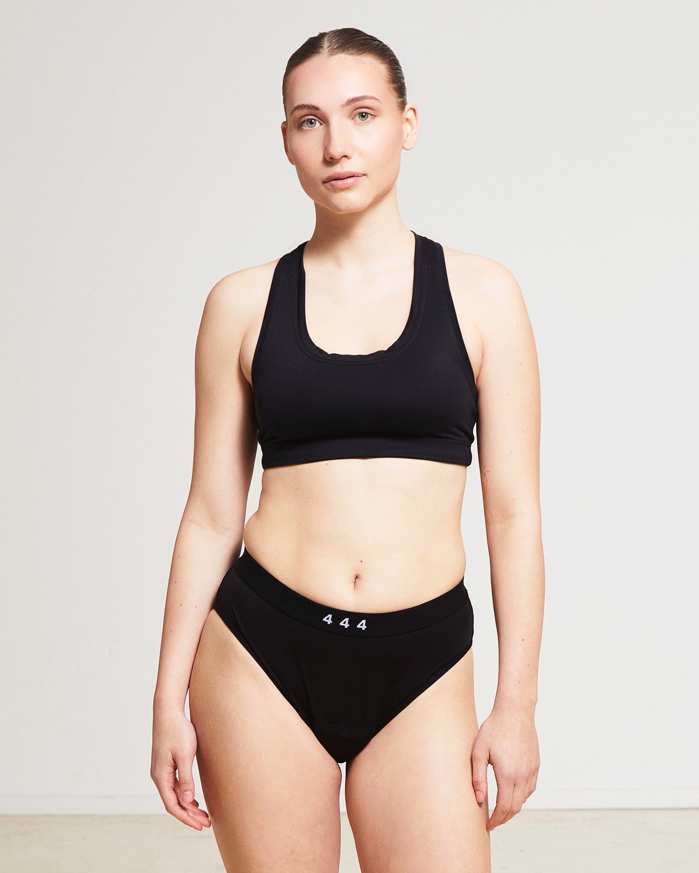 444 Studios Bragas absorbentes fuertes para incontinencia para mujeres en modelo, bragas, 90 ml, negro, vista frontal