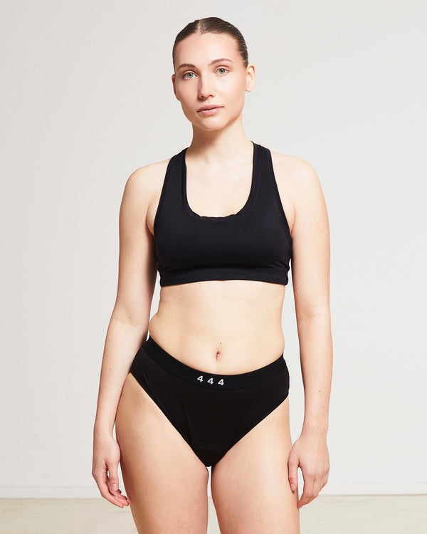 444 Studios Strong inkontinens underbukser til kvinder på model, briefs, 90 ml, sort, forfra