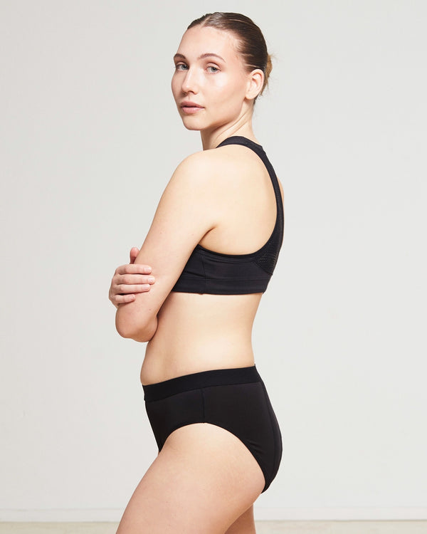 444 Studios Strong inkontinens underbukser til kvinder på model, briefs, 90 ml, sort, side