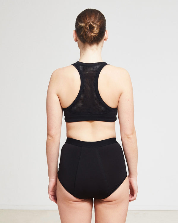 444 Studios Strong inkontinens underbukser til kvinder på model, high waist, 90 ml, sort, bagfra