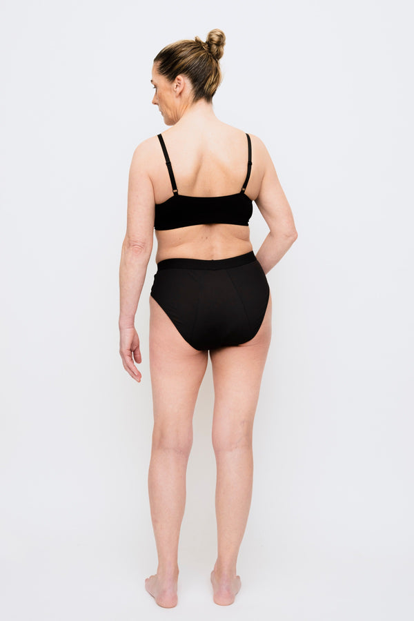 444 Studios Ultra inkontinens underbukser til kvinder på model, briefs, 90 ml, sort, bagfra med afstand