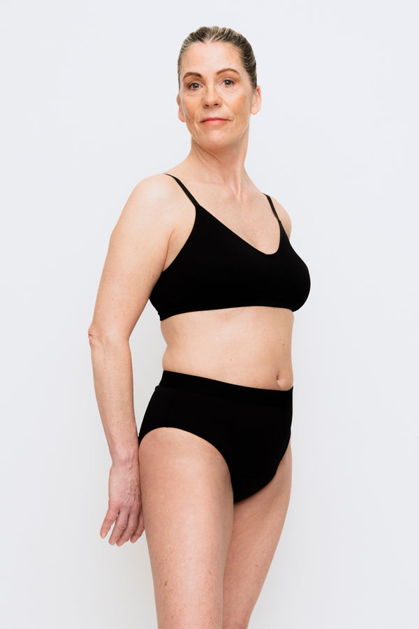 444 Studios Ultra inkontinens underbukser til kvinder på model, briefs, 90 ml, sort, forfra