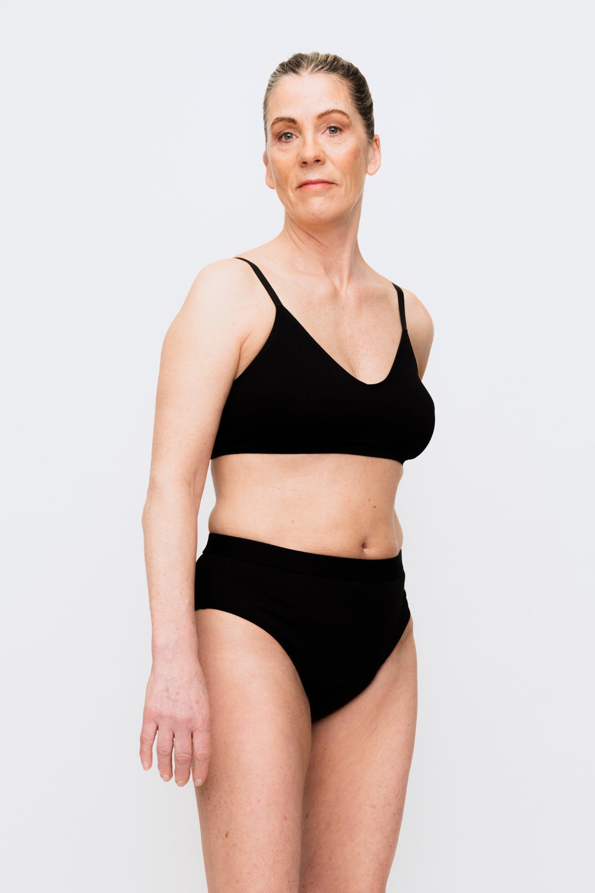 444 Studios Ultra inkontinens underbukser til kvinder på model, briefs, 90 ml, sort, skråt forfra