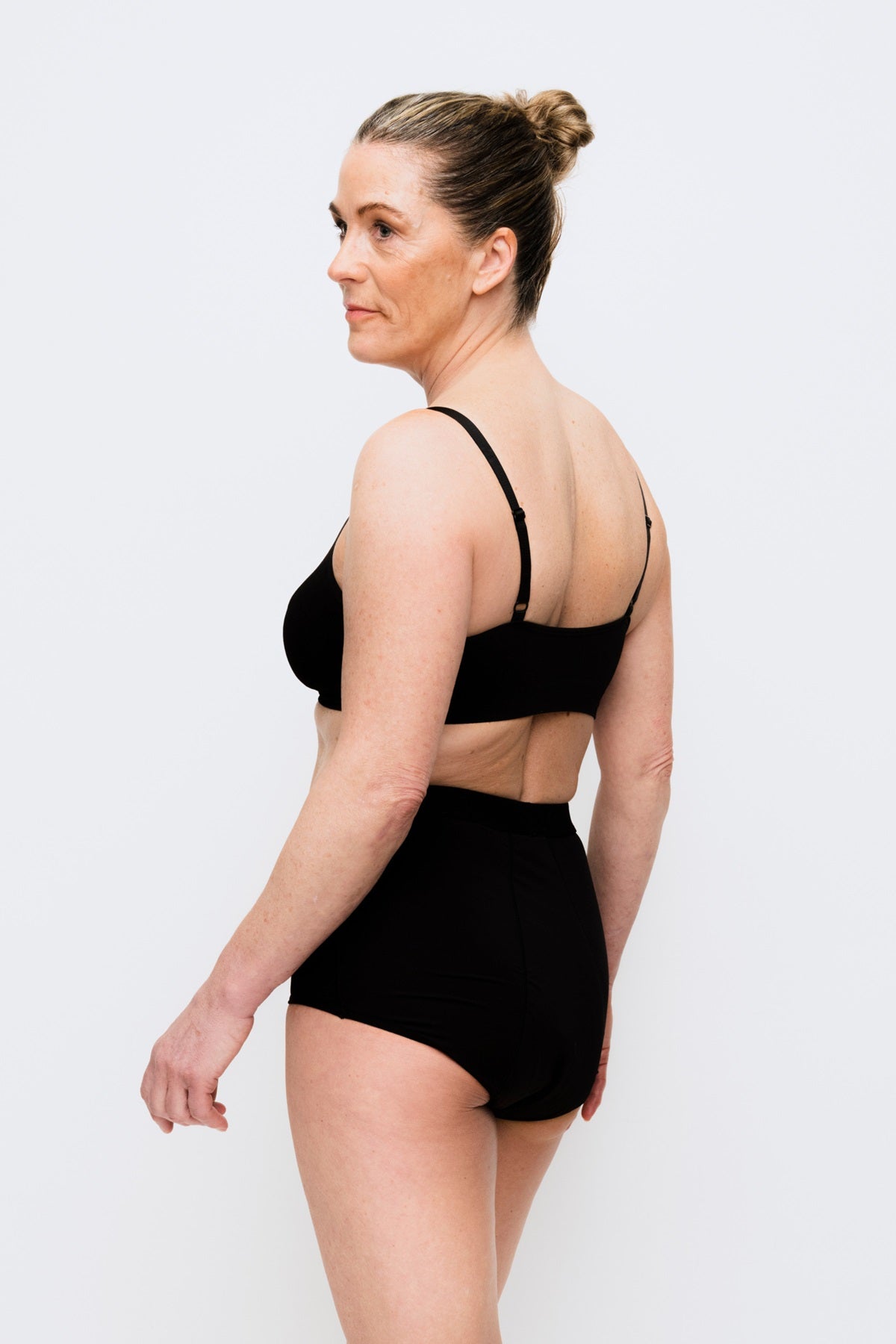 444 Studios Ultra inkontinenzunterhosen für Frauen am Modell, hoher Bund, 90 ml, schwarz, von hinten, eng anliegend