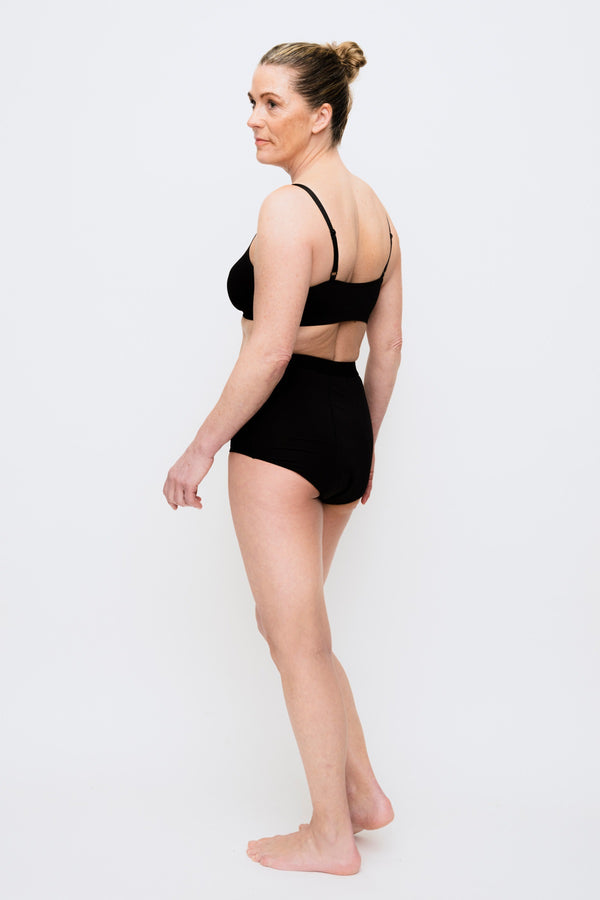 444 Studios Ultra inkontinens underbukser til kvinder på model, high waist, 90 ml, sort, bagfra