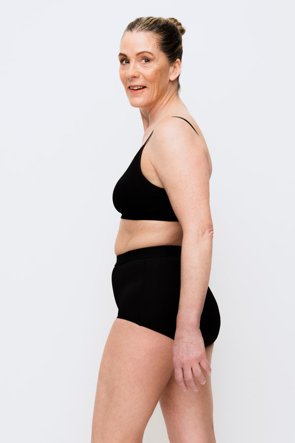 444 Studios Ultra inkontinens underbukser til kvinder på model, high waist, 90 ml, sort, side, tæt