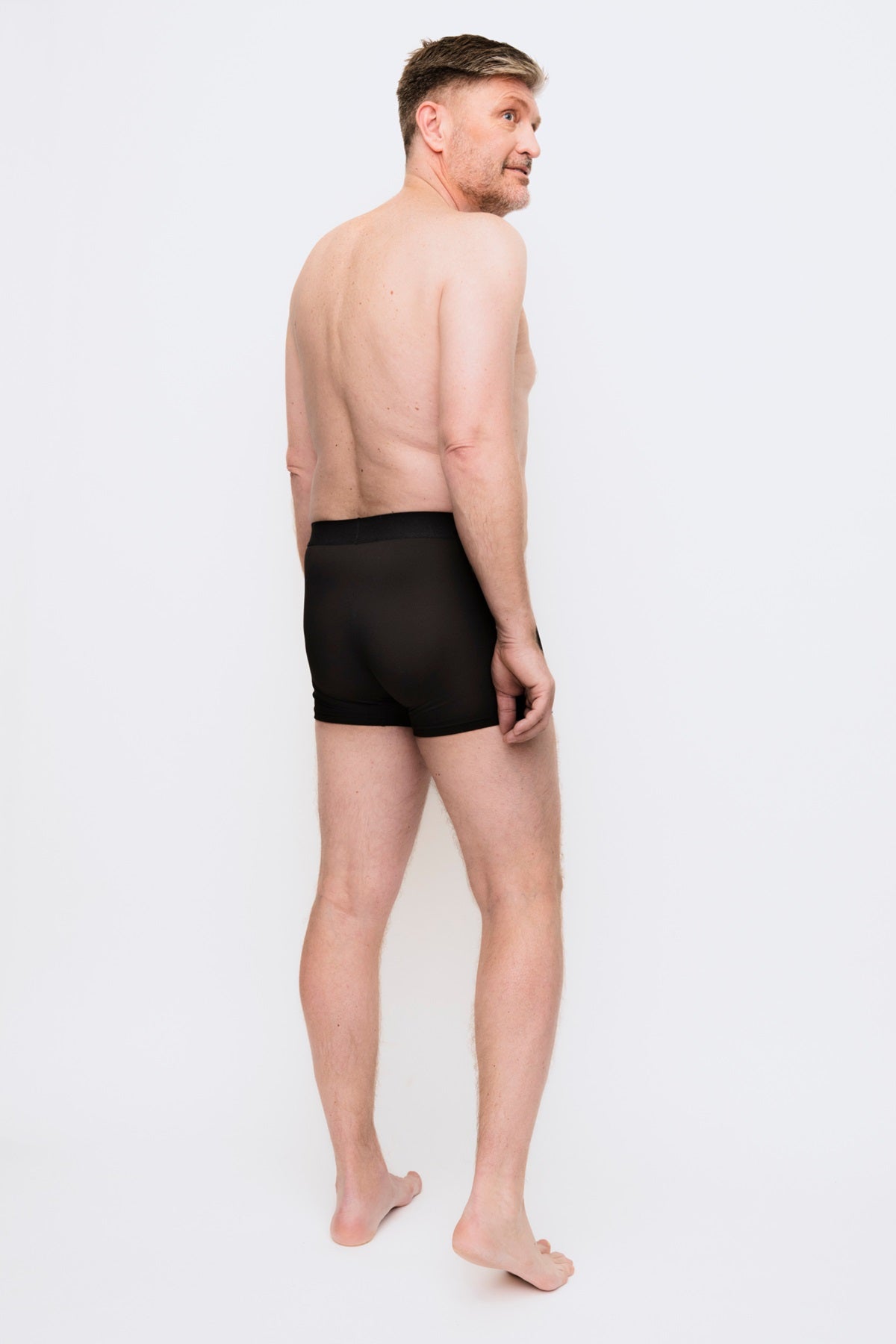 444 Studios Ultra incontinence underwear for men on model, boxers, 90 ml, black, from behind, distance